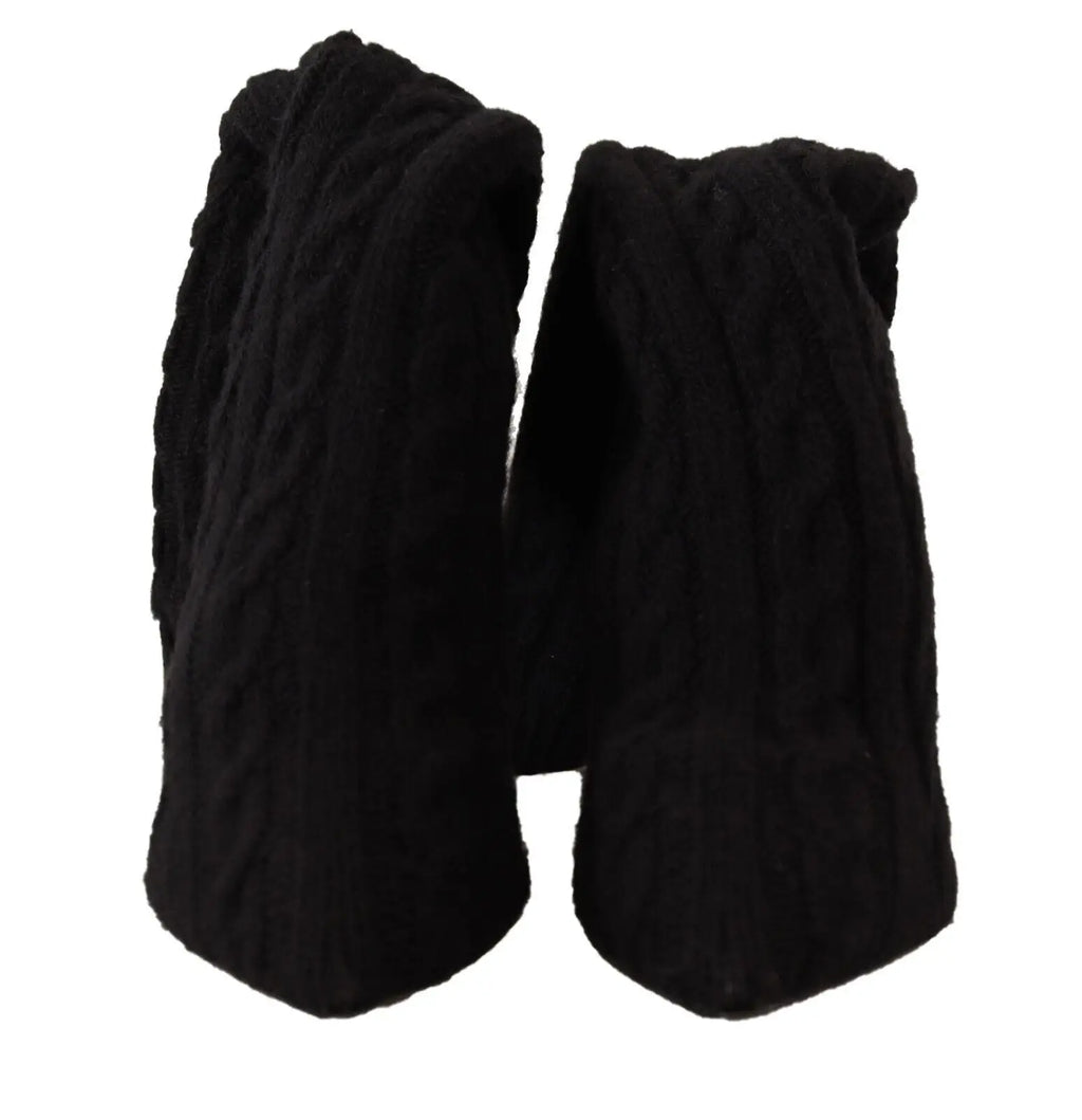 Écharpe noire en maille torsadée épaisse associée à des bottines montantes dolce & gabbana en chaussettes extensibles
