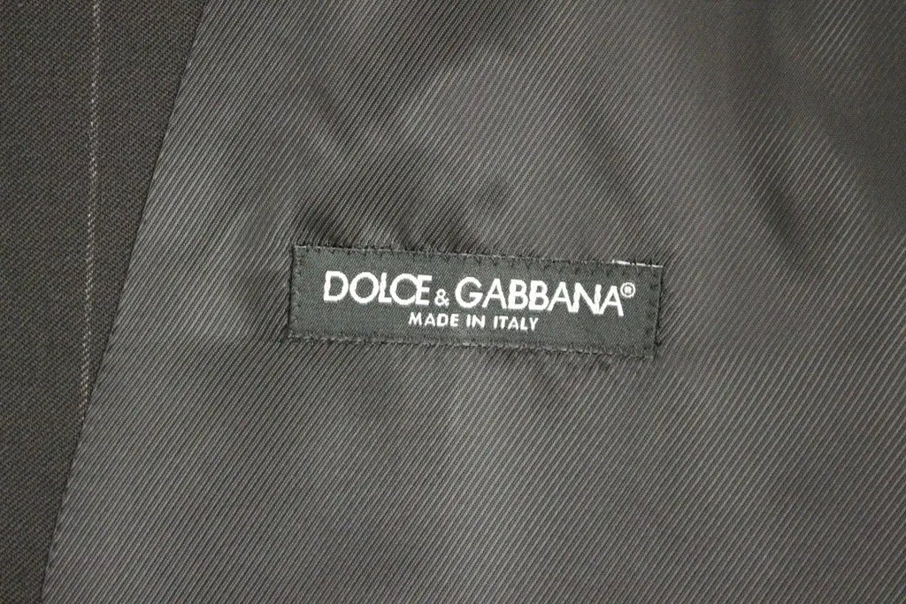 Étiquette dolce & gabbana noire avec texte brodé blanc made in italy sur un gilet en laine rayé noir dolce & gabbana