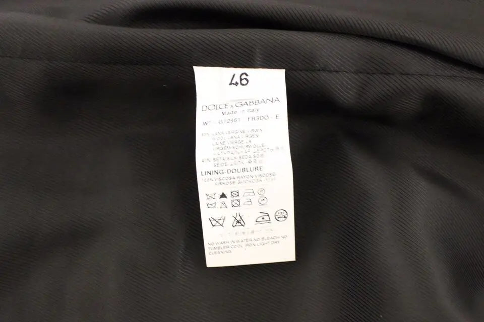 Étiquette de soin rectangulaire blanche avec texte et symboles noirs dolce gabbana pour gilet noir rayé en laine et soie