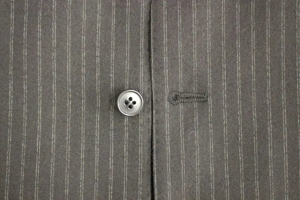 Bouton argenté à quatre trous sur tissu gris foncé à rayures pour veste sans manches en laine noire dolce gabbana