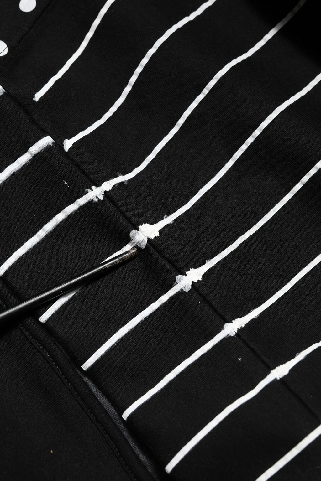 Dolce & gabbana sweat-shirt à capuche homme noir avec rayures blanches diagonales, motif texturé subtil et points décoratifs