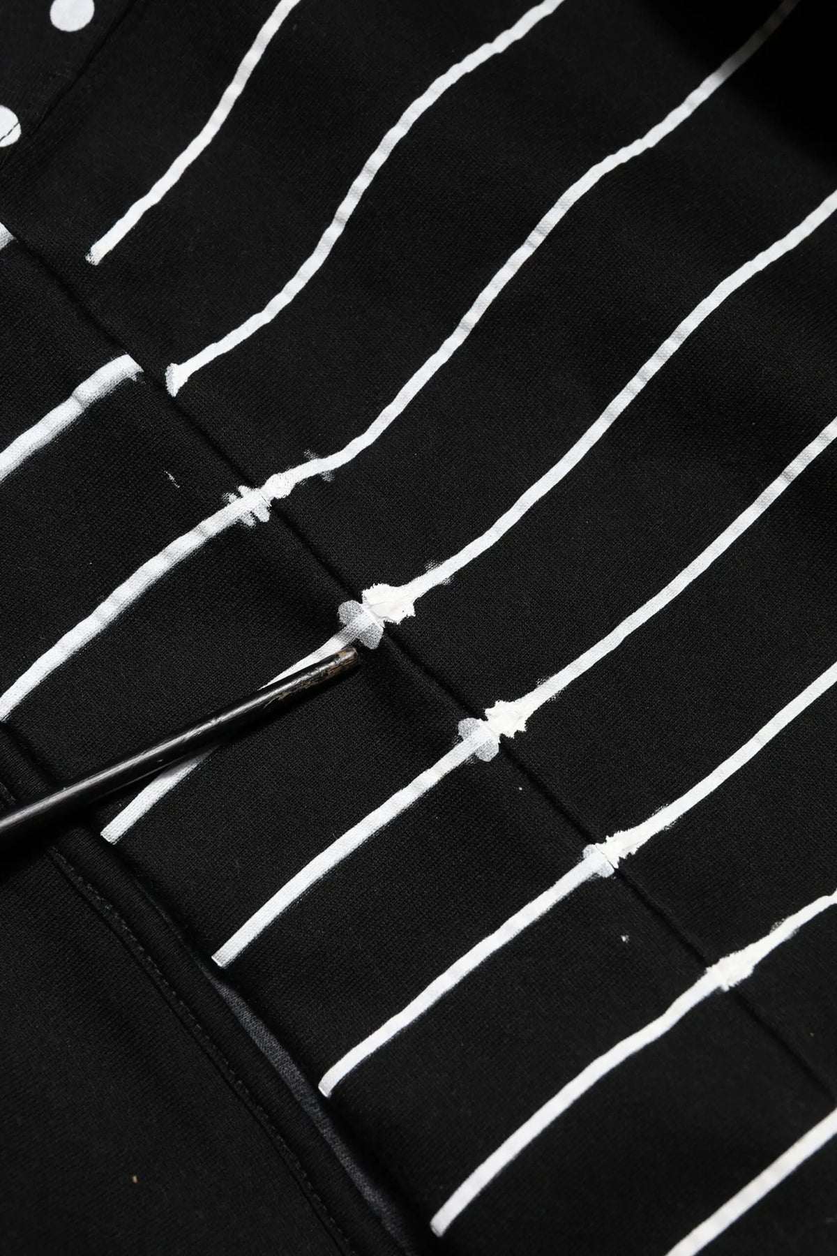 Dolce & gabbana sweat-shirt à capuche homme noir avec rayures blanches diagonales, motif texturé subtil et points décoratifs