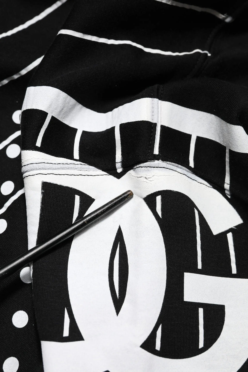 Dolce & gabbana black stripes hoodie homme avec logo dc stylisé en noir et blanc et motifs géométriques