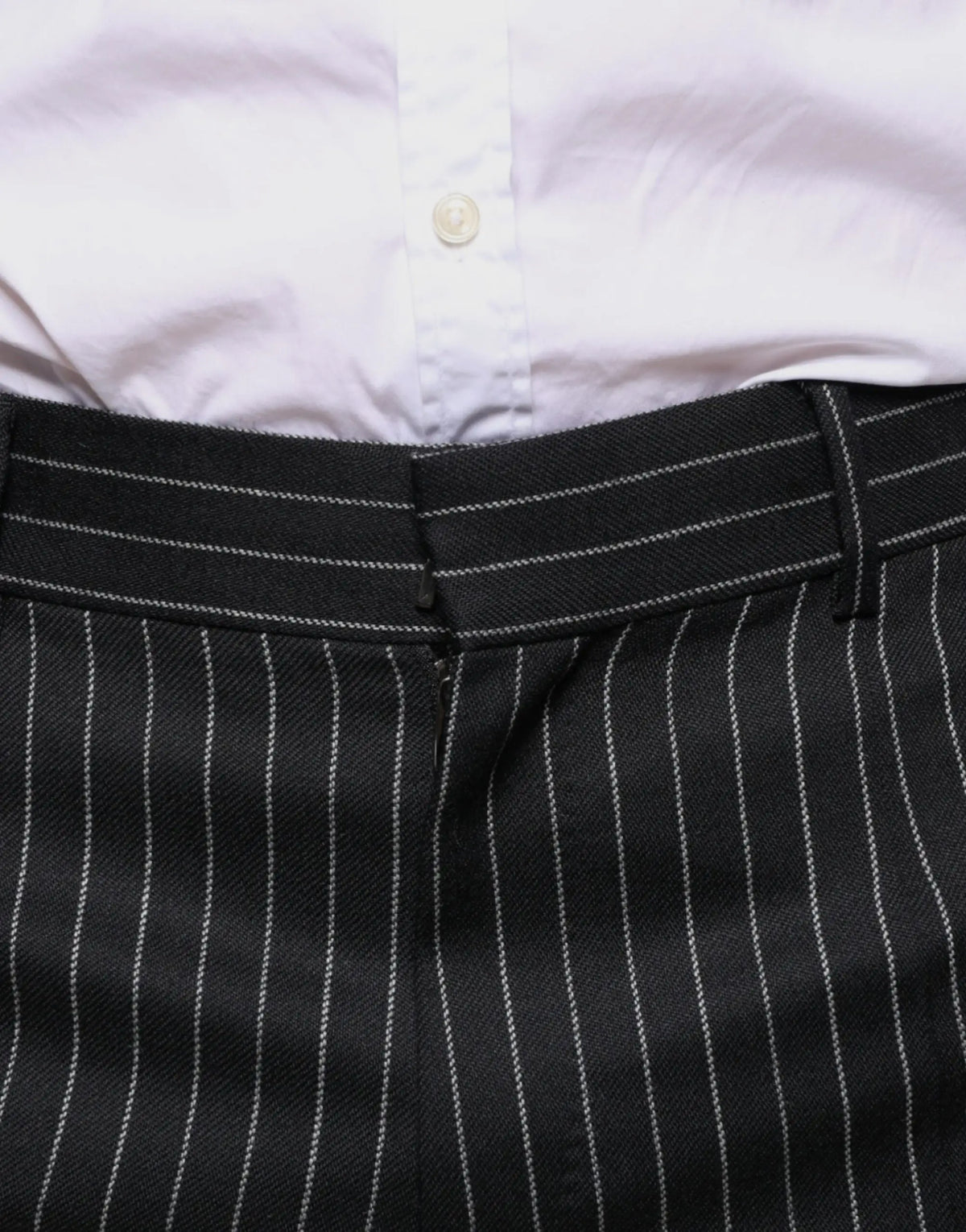 Dolce & gabbana pantalons habillés skinny pour homme noirs à fines rayures blanches verticales avec ceinture assortie