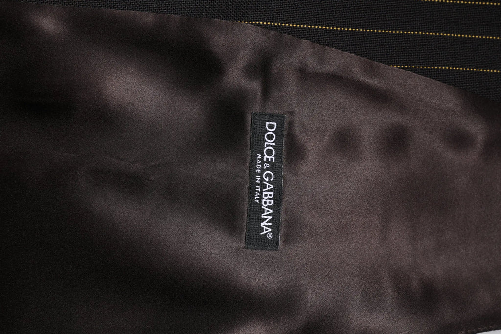 Étiquette noire dolce & gabbana made in italy sur tissu satin foncé du gilet formel pour homme en laine noire à rayures