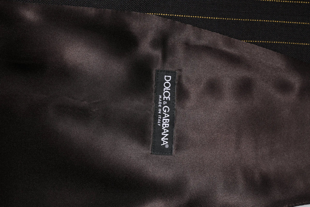 Étiquette noire dolce & gabbana made in italy sur tissu satin foncé du gilet formel pour homme en laine noire à rayures