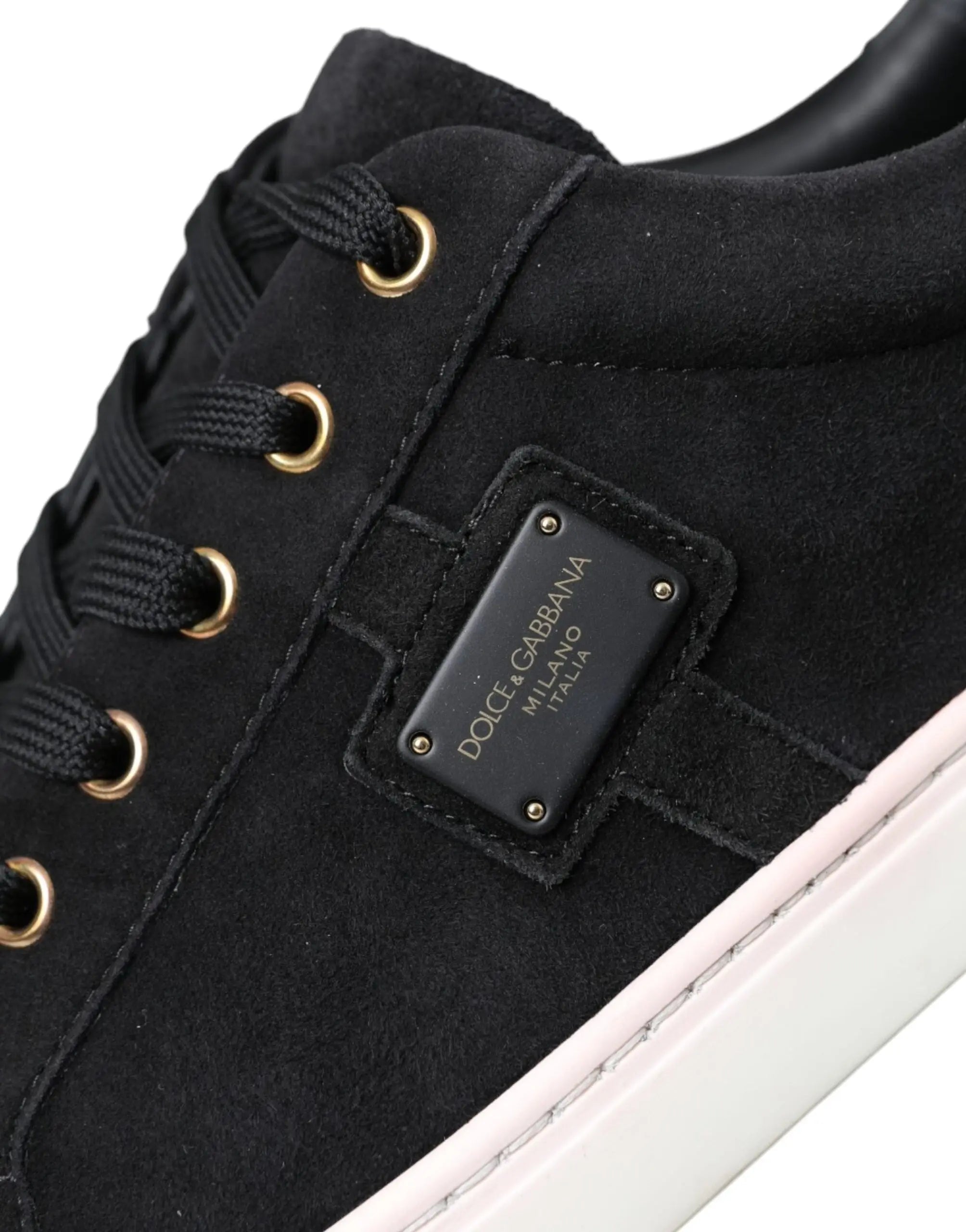 Dolce & gabbana baskets basses homme en cuir suédé noir avec œillets dorés et semelle en caoutchouc blanche