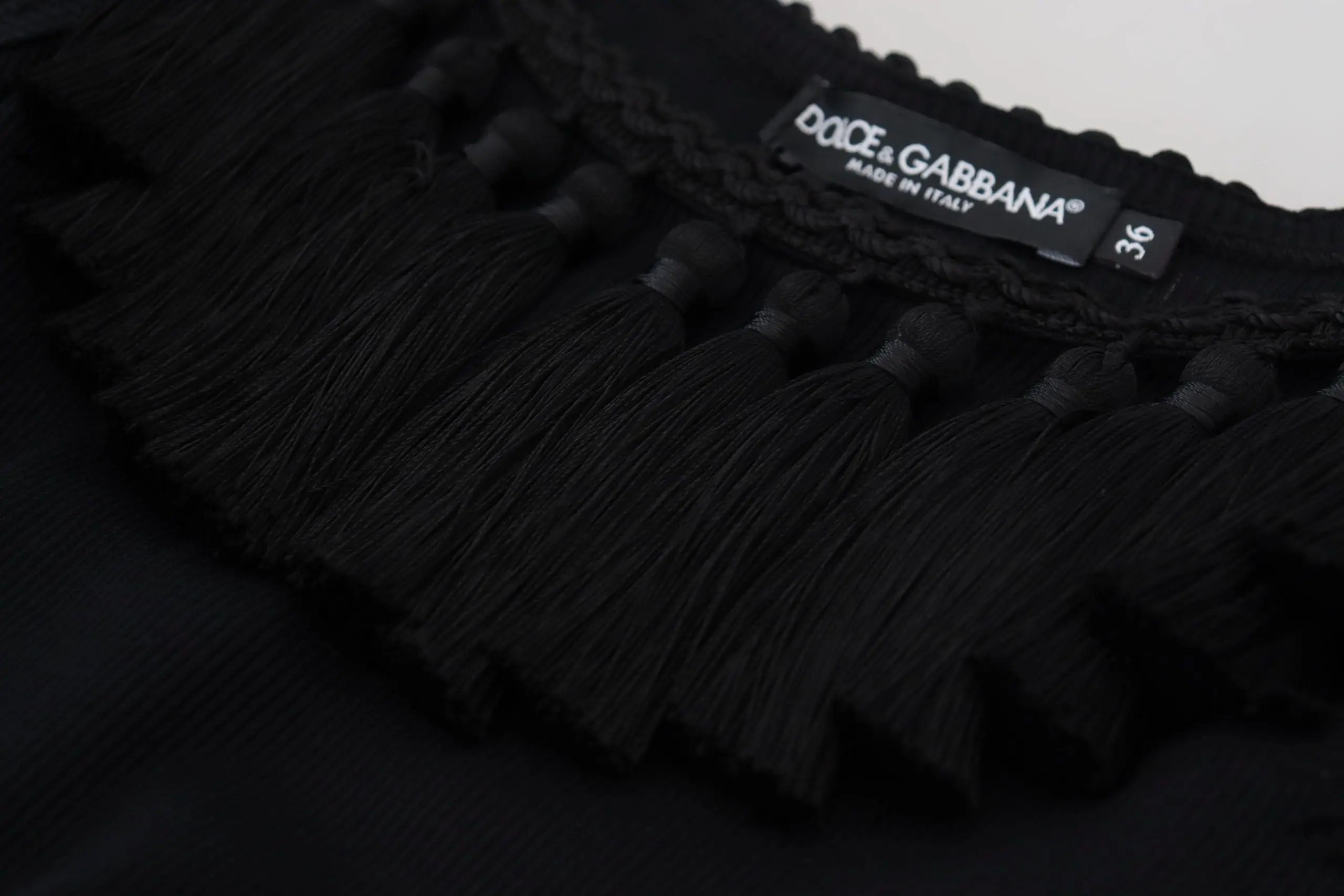 Détail de bordure à pampilles noire sur blouse débardeur en coton dolce & gabbana taille 36