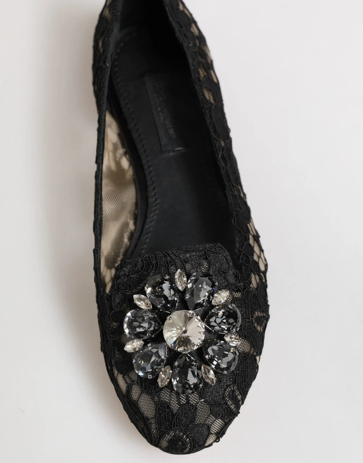 Dolce & gabbana chaussures plates taormina en dentelle noire ornées dune broche fleur en cristal scintillant