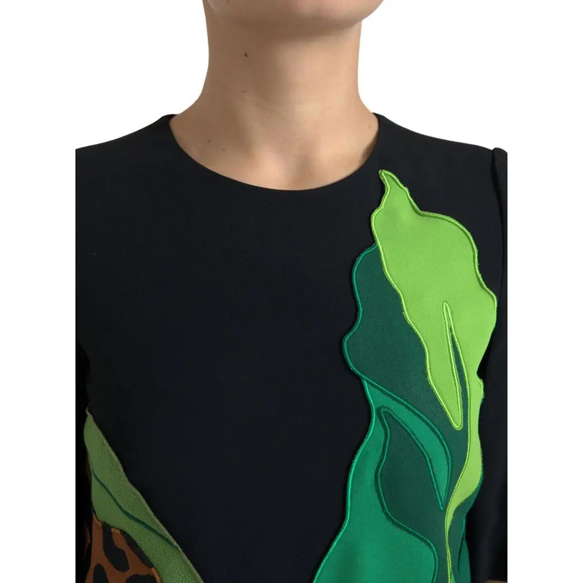 Robe fourreau noire dolce & gabbana avec appliqué feuilles vertes superposées et surpiqûres contrastantes