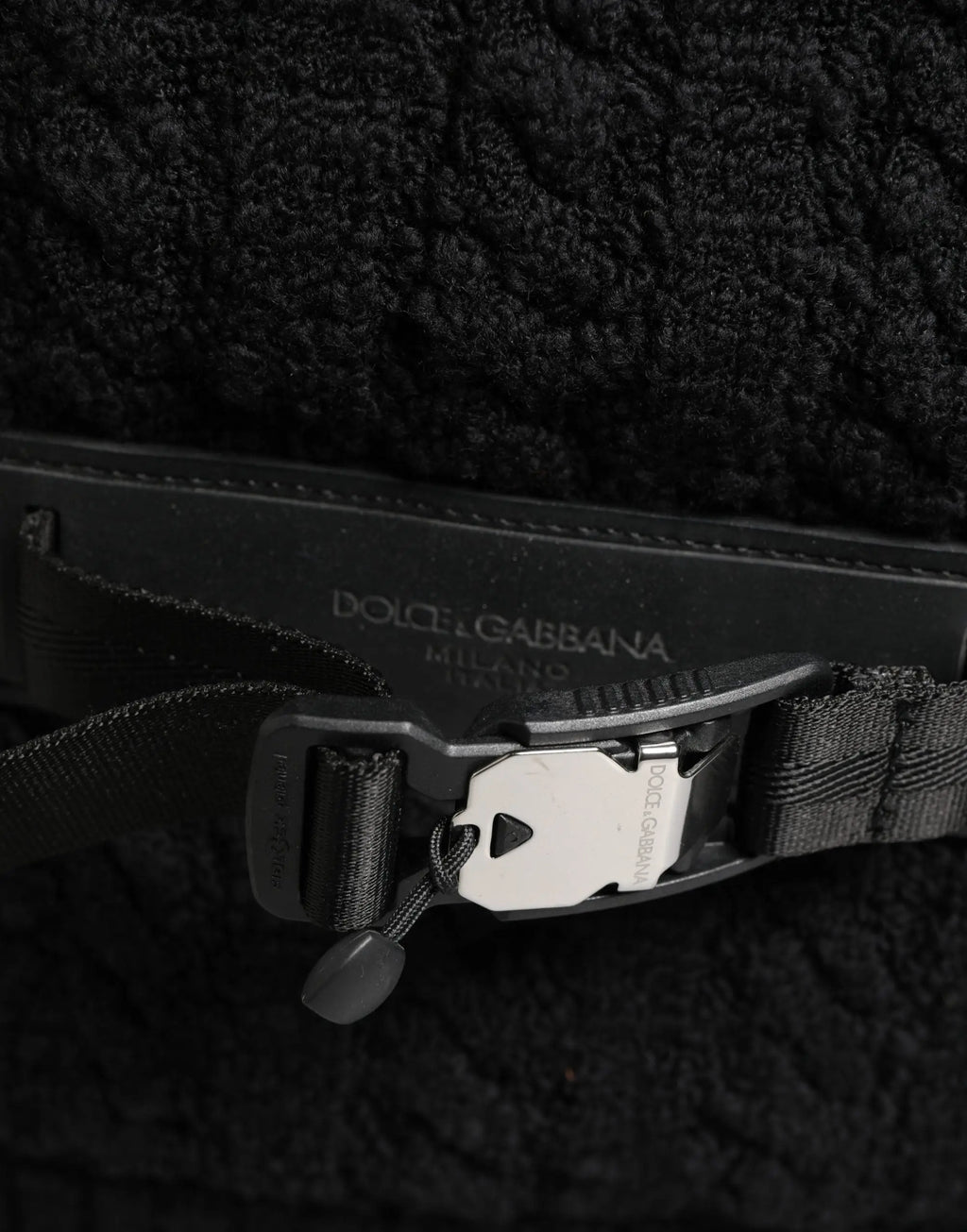 Ceinture dolce & gabbana noire avec boucle argentée et sangle en tissu texturé pour sac à dos tricot en laine