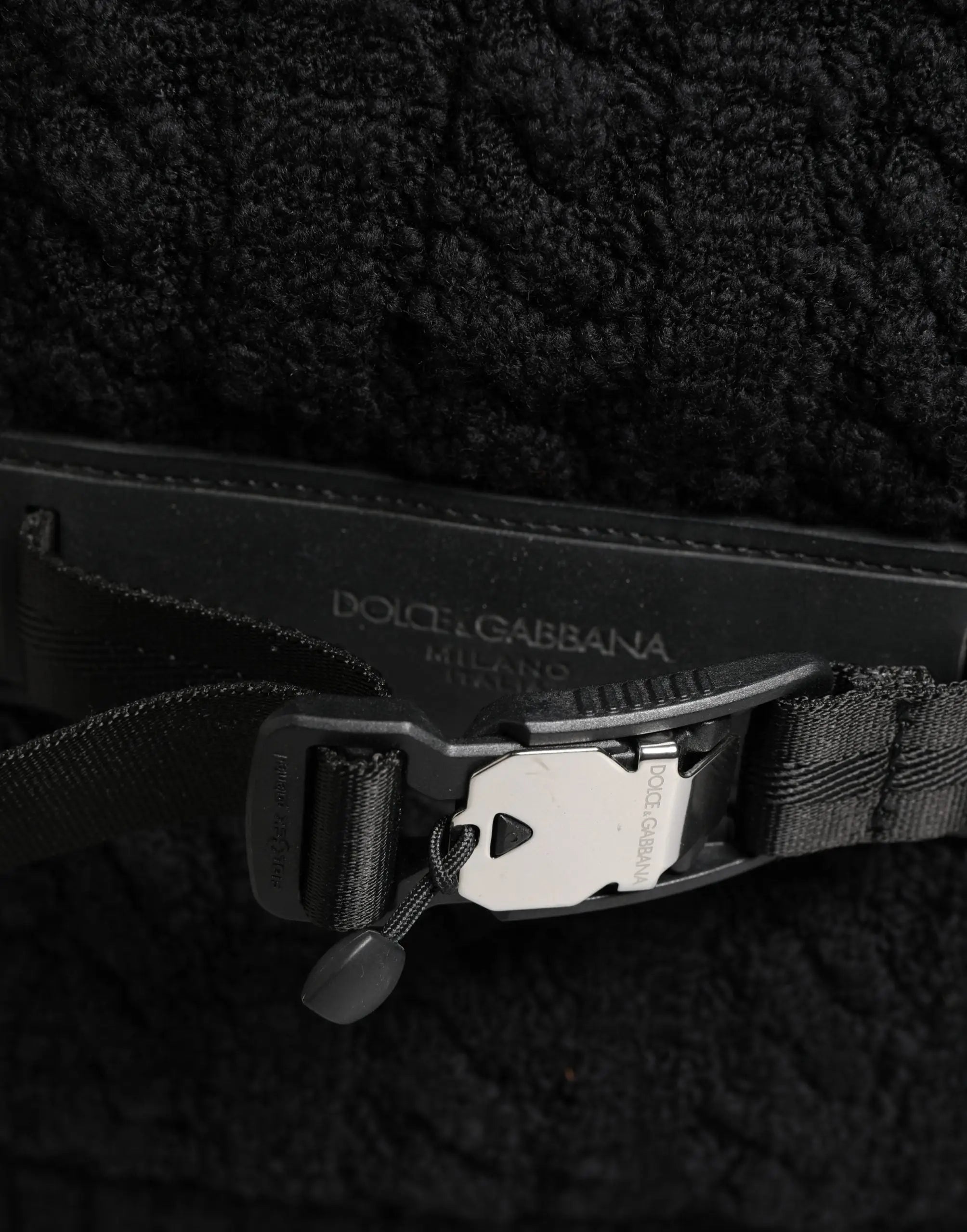 Ceinture dolce & gabbana noire avec boucle argentée et sangle en tissu texturé pour sac à dos tricot en laine