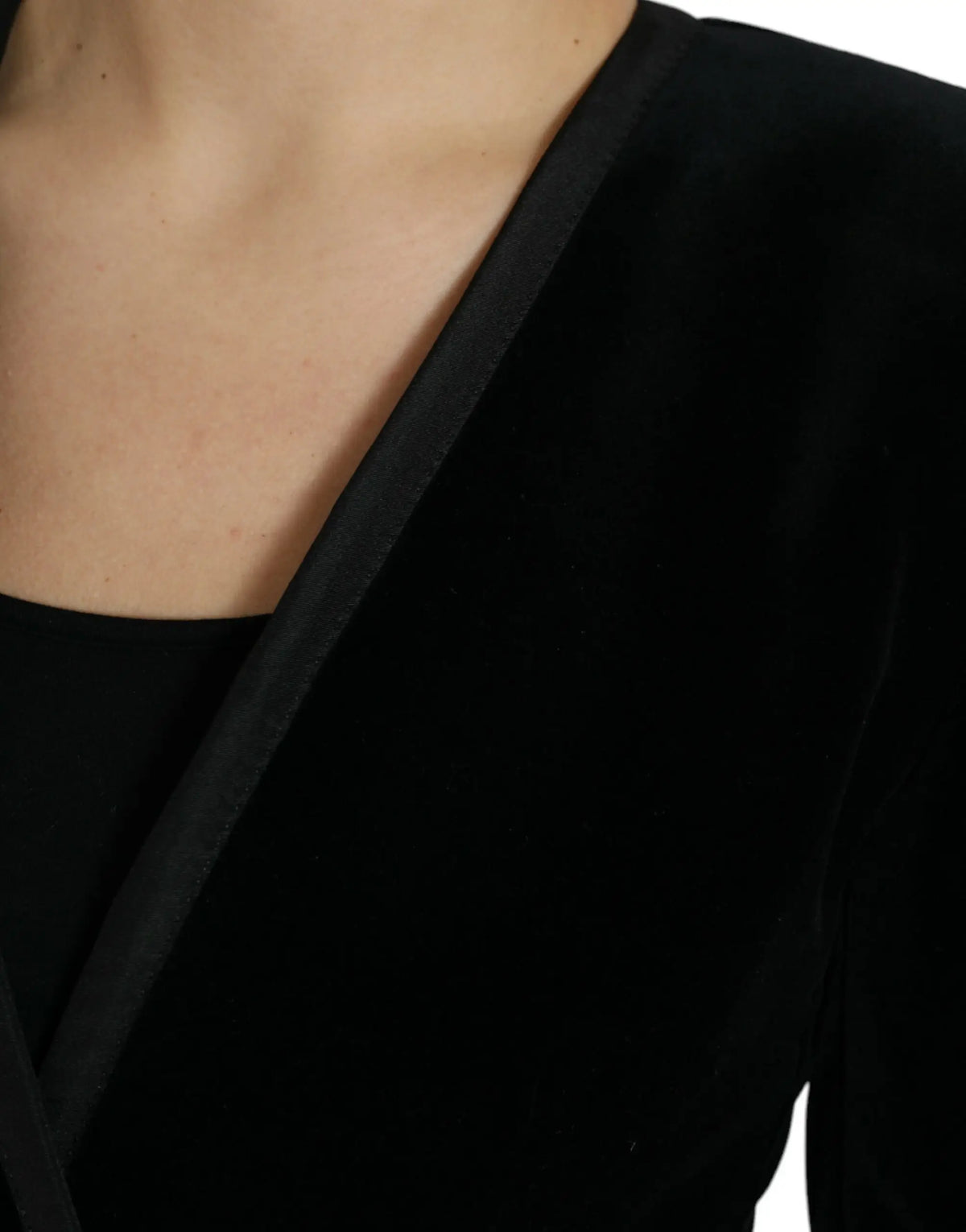 Veste noire en velours dolce gabbana en coton avec col à revers en satin et coupe croisée double boutonnage