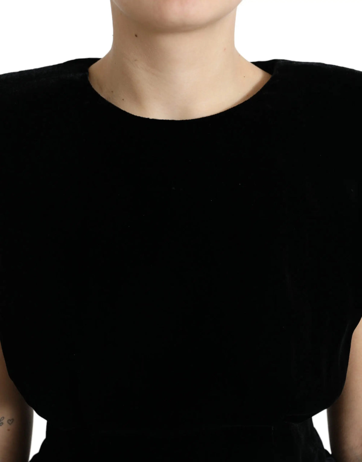 Dolce & Gabbana blouse noire en velours avec épaules rembourrées, col rond et manches courtes