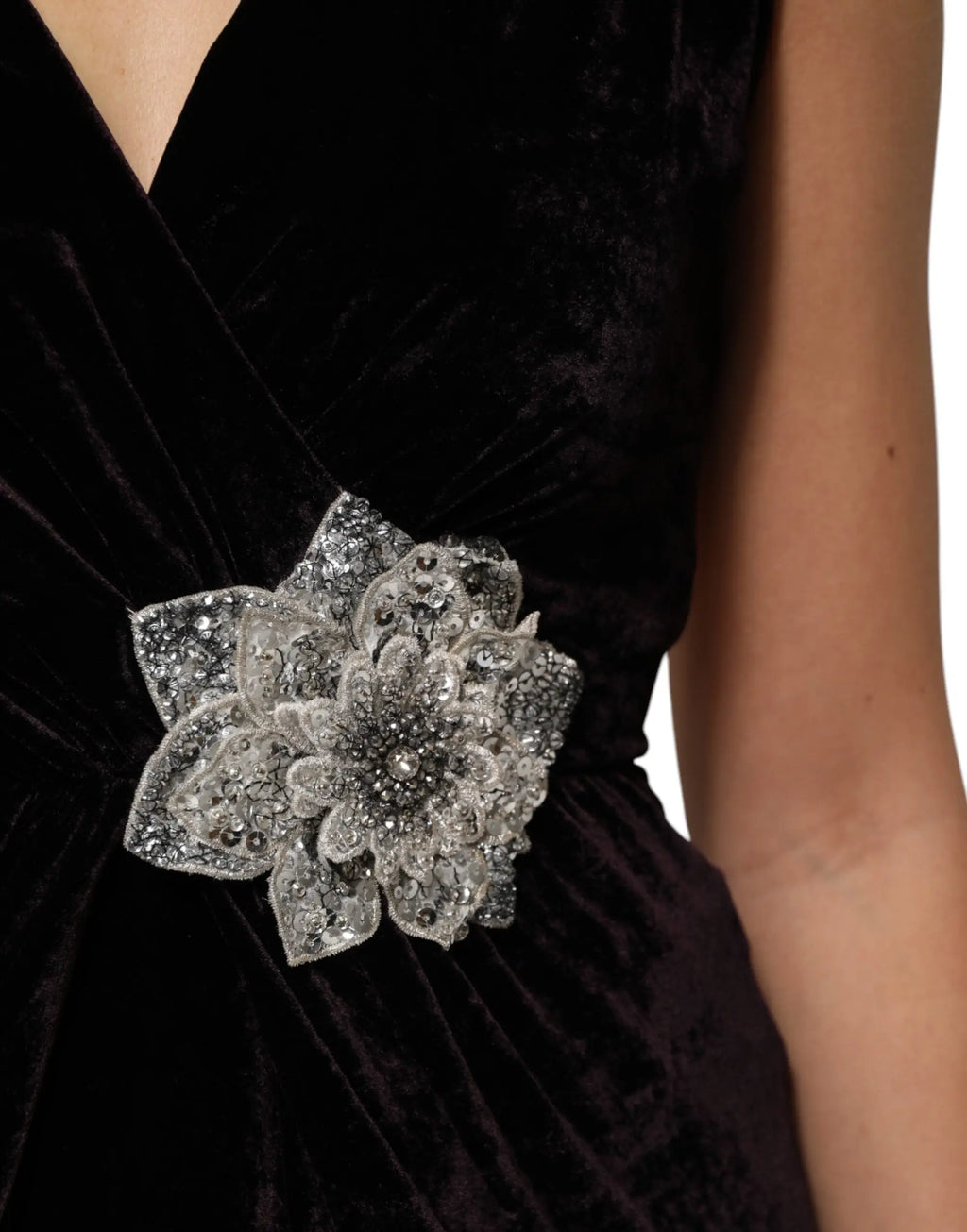 Une robe droite dolce & gabbana en velours noir ornée d’une broche florale argentée scintillante