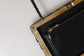 Sac à main noir en cuir avec cadre et fermeture éclair en métal doré dolce & gabbana clutch en velours