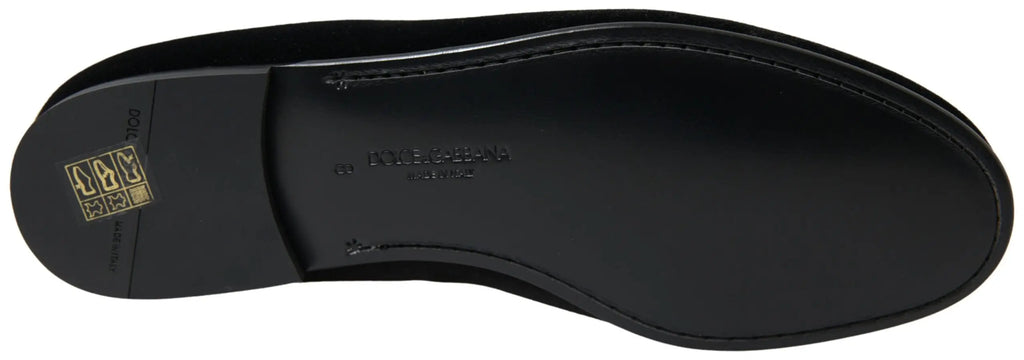 Semelle en cuir noir embossée dolce & gabbana avec étiquette dorée au talon de mocassins velours noirs formels