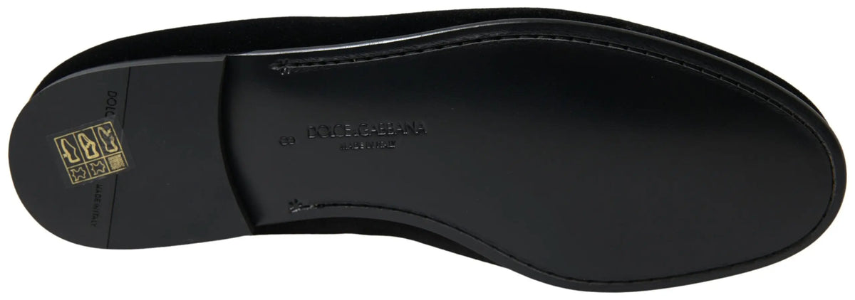 Semelle en cuir noir embossée dolce & gabbana avec étiquette dorée au talon de mocassins velours noirs formels