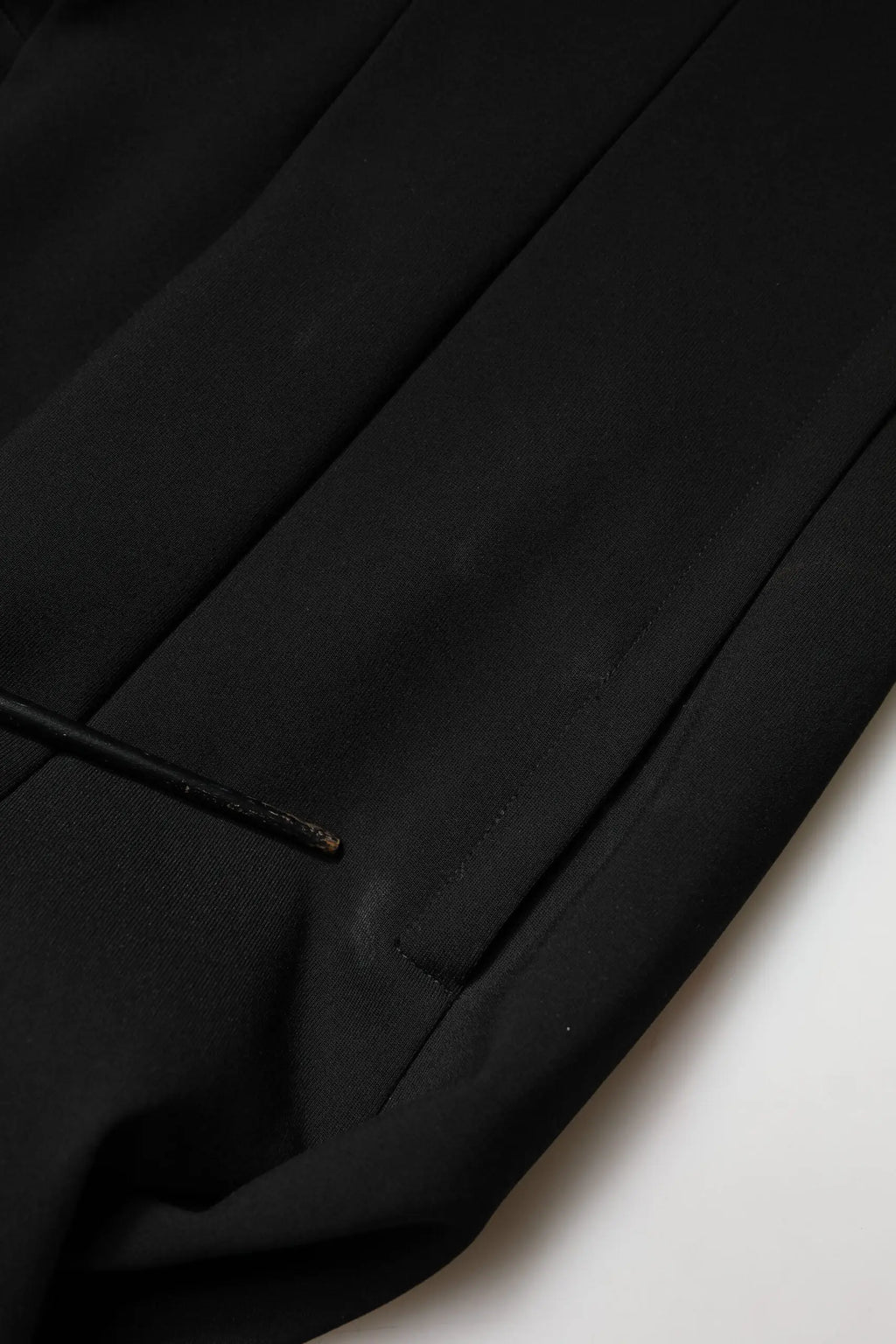 Robe midi noire en viscose dolce & gabbana avec tissu plissé mat et coutures subtiles le long des coutures