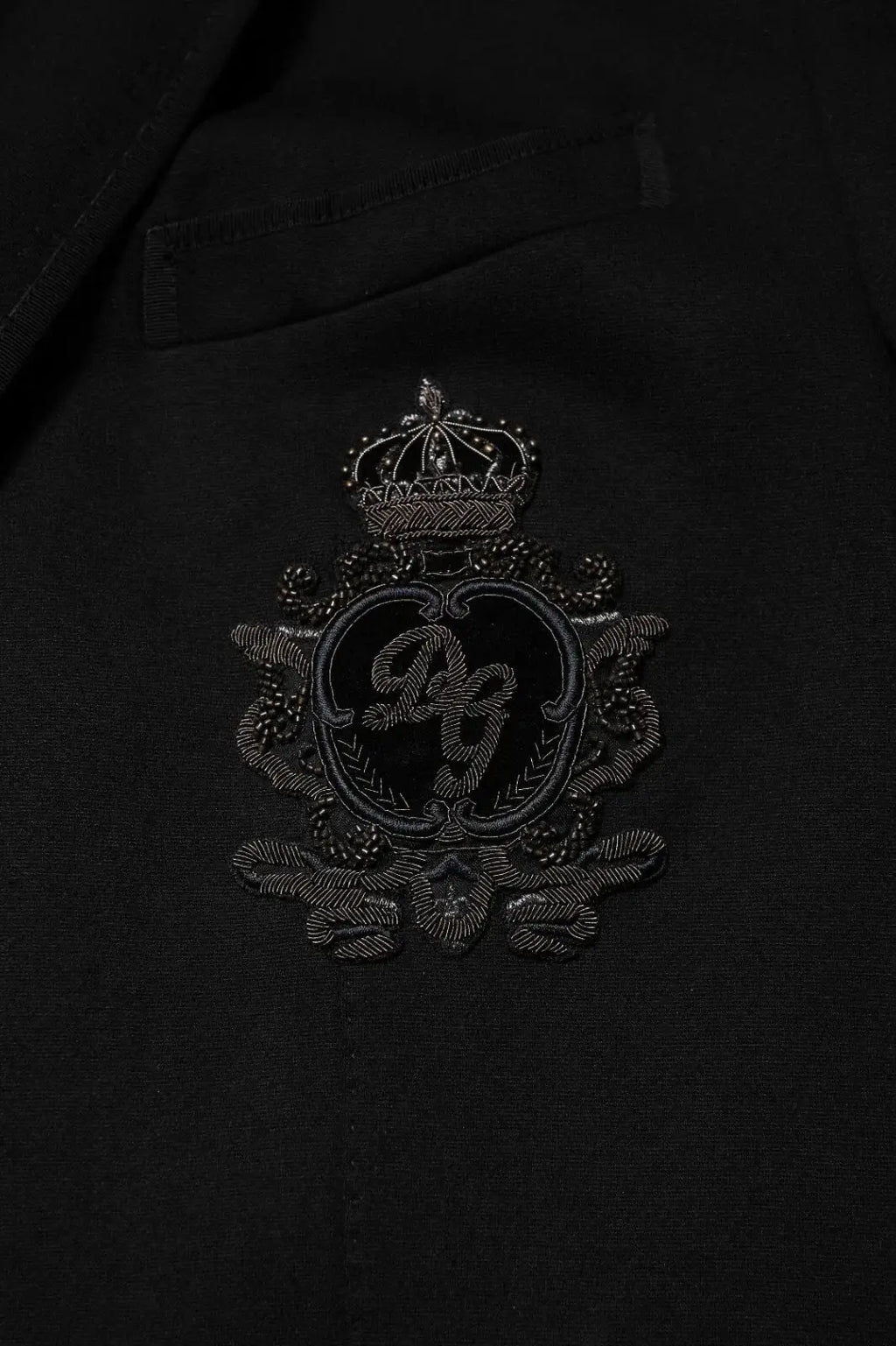 Patch de blason noir brodé avec fil argenté et couronne sur veste blazer dolce & gabbana en viscose noire