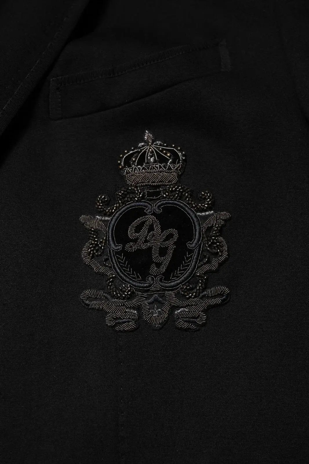 Patch de blason noir brodé avec fil argenté et couronne sur veste blazer dolce & gabbana en viscose noire