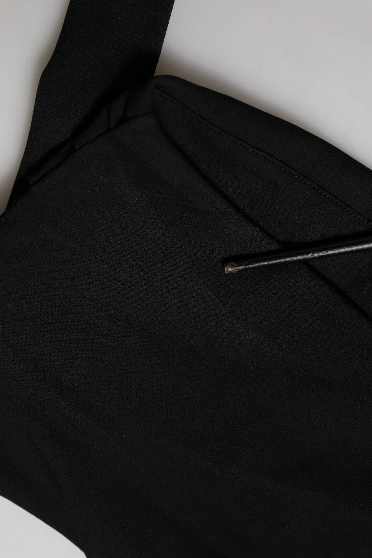 Bretelle d’épaule en tissu noir avec design minimaliste sur top coupé dolce & gabbana viscose halter épaules dénudées