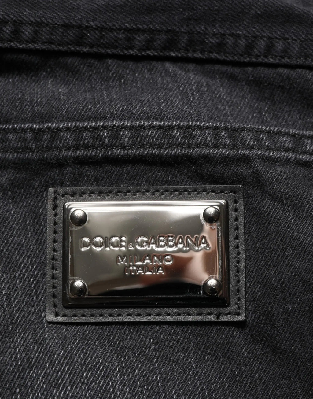 Jean skinny homme noir en coton denim lavé avec plaque métal argent dolce & gabbana milano italia cousue à la taille