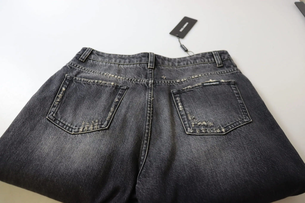 Dos de shorts en jean denim noir délavé avec détails déchirés et étiquette de marque dolce & gabbana