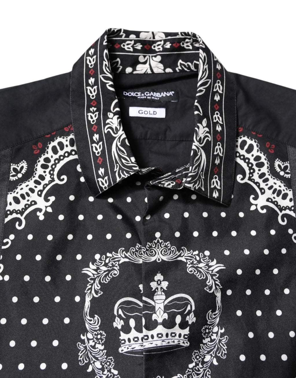 Chemise formelle noire dolce & gabbana avec motif à pois blanc, emblème couronne et détails bandana rouge et blanc au col