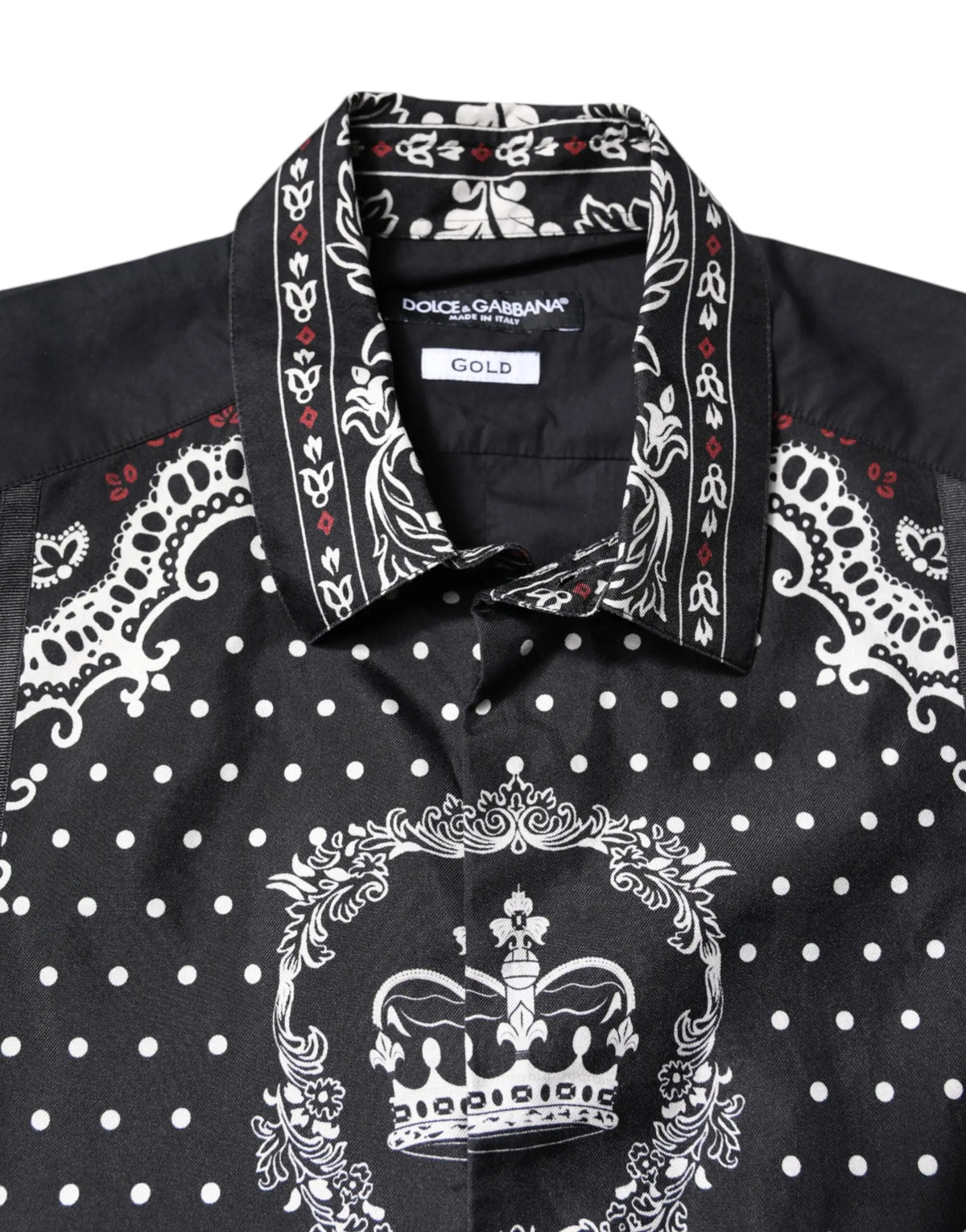 Chemise formelle noire dolce & gabbana avec motif à pois blanc, emblème couronne et détails bandana rouge et blanc au col