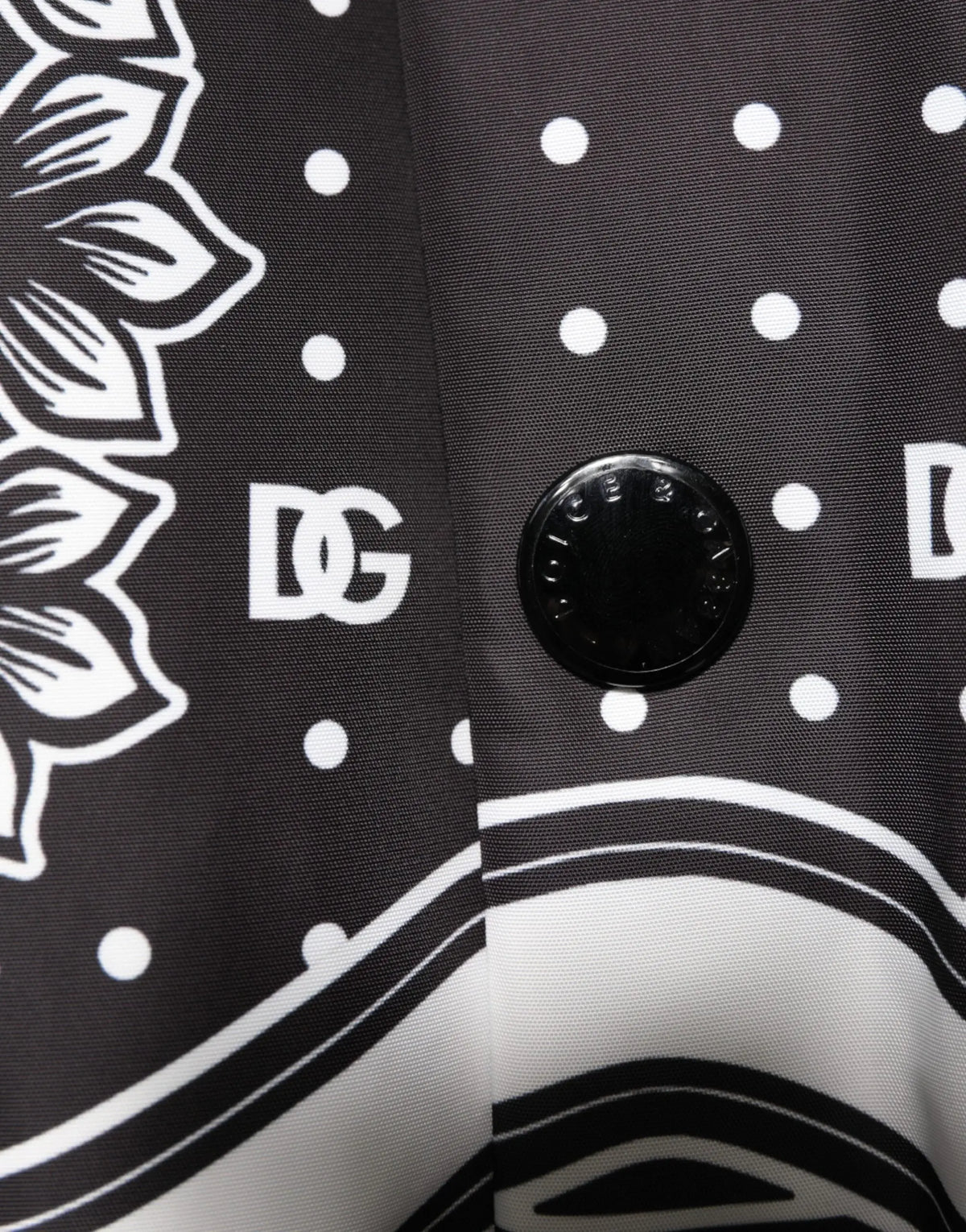 Bouton noir avec dolce & gabbana gravé sur tissu noir blanc motif bandana fleuri et pois de bomber jacket