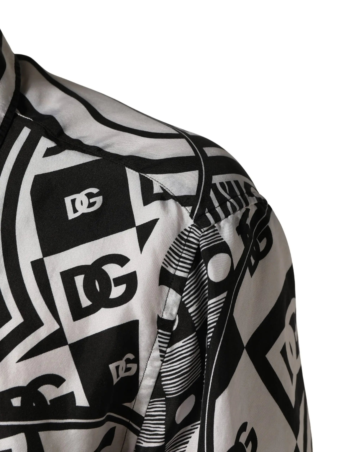 Veste graphique blanche et noire en satin avec motifs dg audacieux correspondant à la chemise dolce gabbana noire et blanche à col bandana