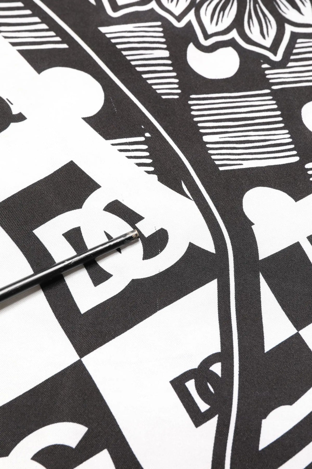 Tee graphique noir et blanc dolce et gabbana avec logo dc stylisé sur fond à carreaux