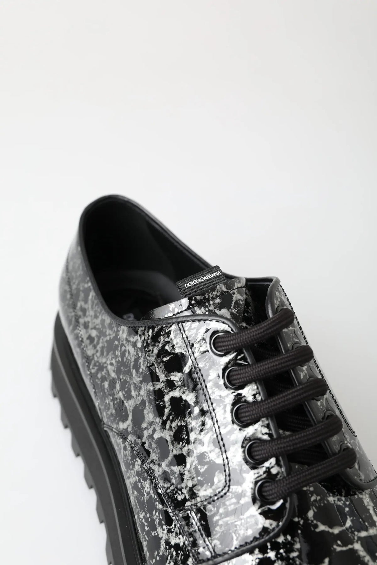 Chaussure à lacets dolce & gabbana noir et argent à motif éclaboussure en cuir verni avec semelle épaisse