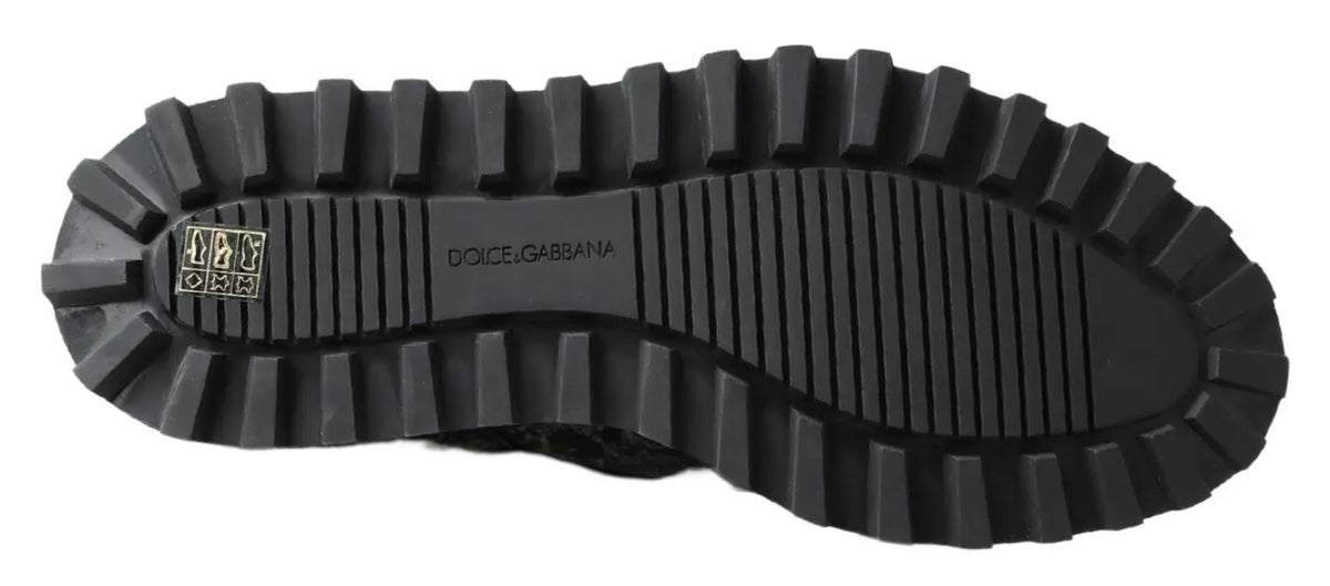Semelle en caoutchouc noire texturée avec logo embossé dolce & gabbana chaussure derby en cuir verni noir et blanc