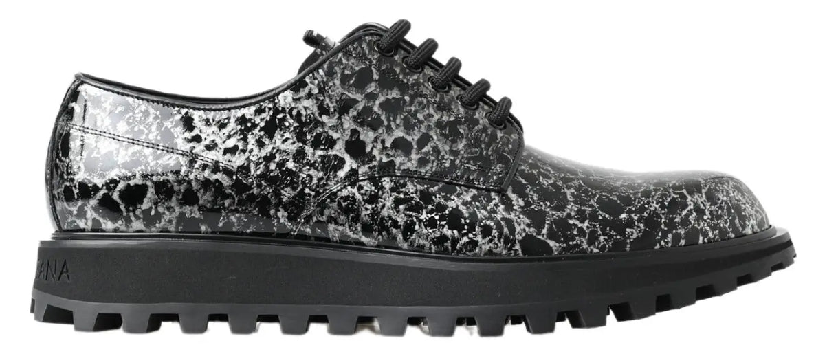 Dolce & gabbana derby patent leather shoes en cuir marbré noir et argent avec semelle en caoutchouc chunky