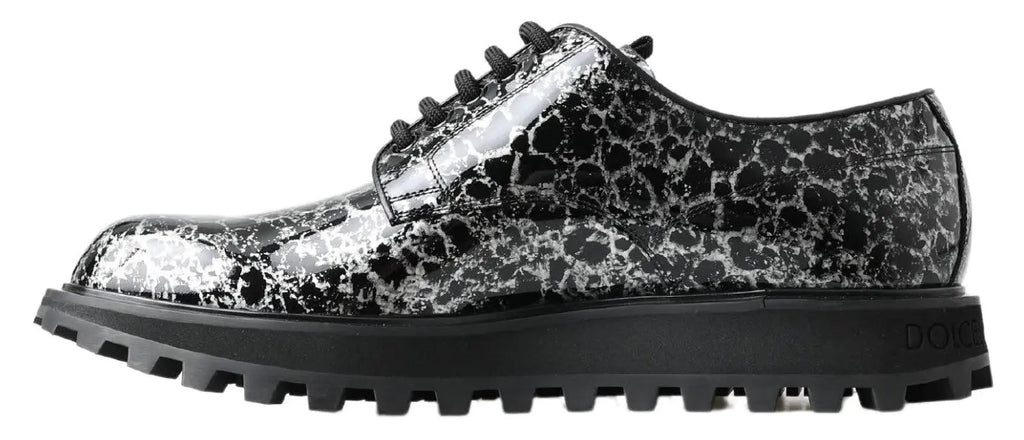 Dolce & gabbana derby en cuir verni léopard noir et blanc avec semelle épaisse en caoutchouc noir