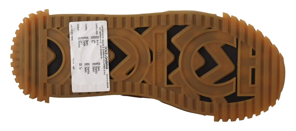 Semelle en caoutchouc beige avec motifs géométriques noirs et étiquette blanche dolce gabbana sur sneakers lacées noires et blanches en tissu