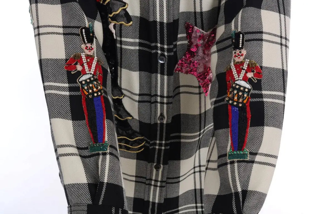 Chemise dolce & gabbana noire et blanche en tissu à carreaux avec patchs brodés de soldats jouets rouges bleus et or