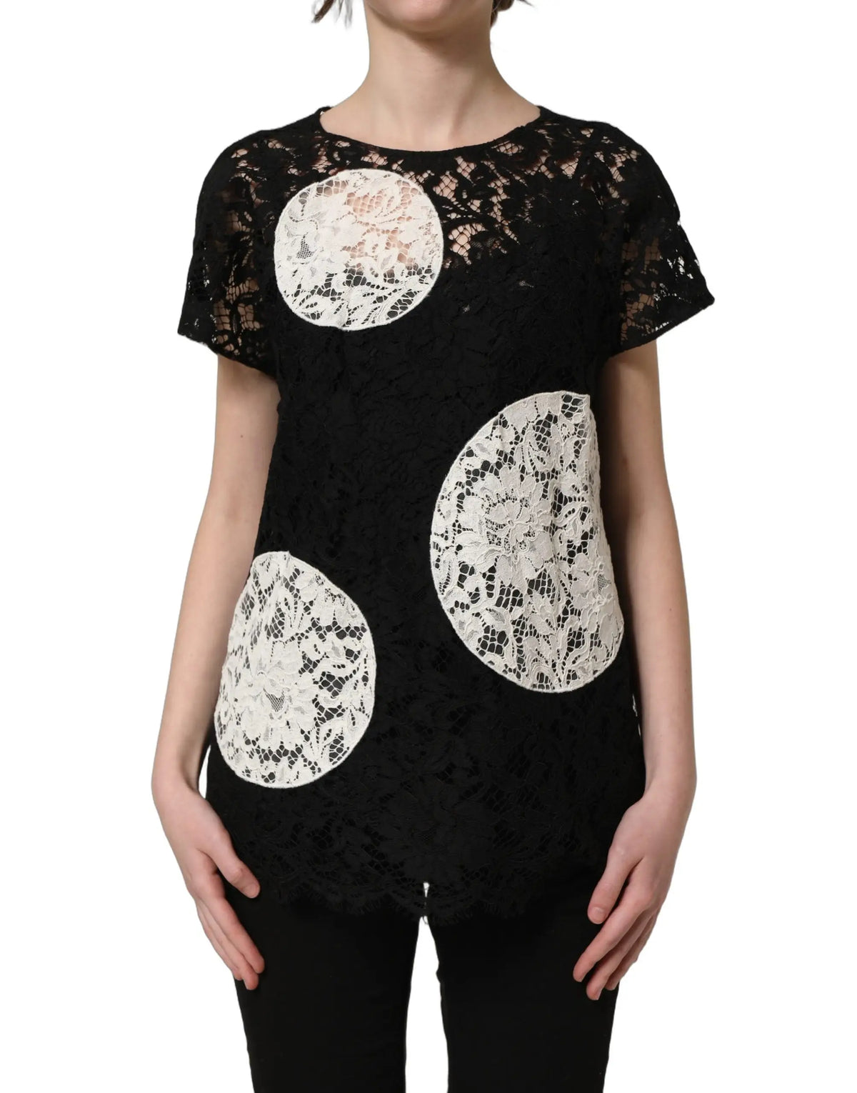 Dolce & gabbana blouse noire en dentelle avec manches courtes et trois larges patchs blancs floraux décoratifs
