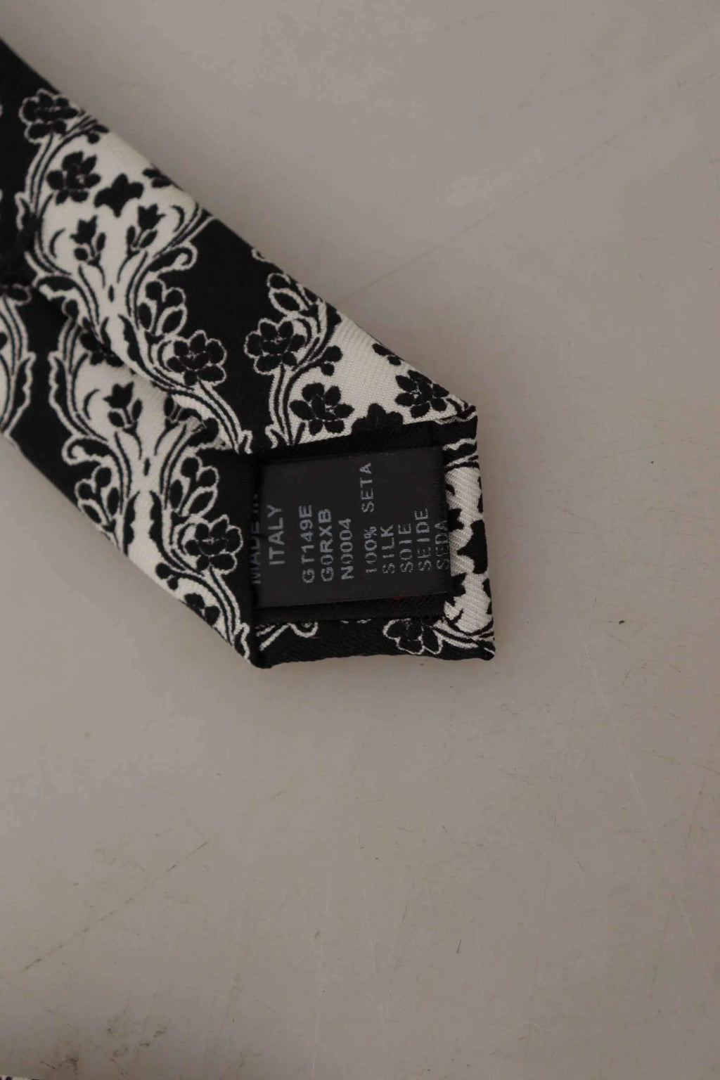 Cravate dolce gabbana noire blanche en soie 100 pour cent avec motif floral et étiquette made in italy