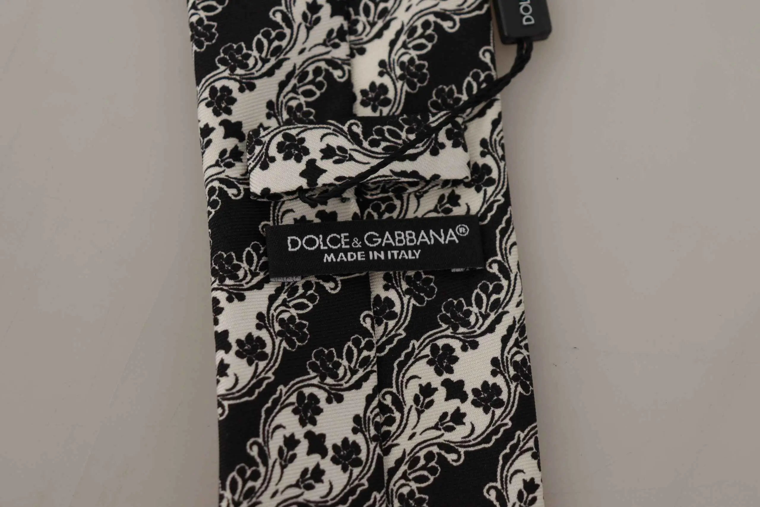 Cravate dolce & gabbana noire et blanche à fleurs en soie 100 pour cent avec design ajustable et étiquette de marque
