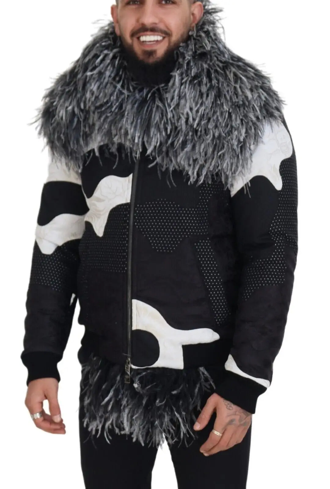 Dolce & gabbana veste aviateur noire et blanche camouflage avec col en fourrure grise et bordure à plumes assortie