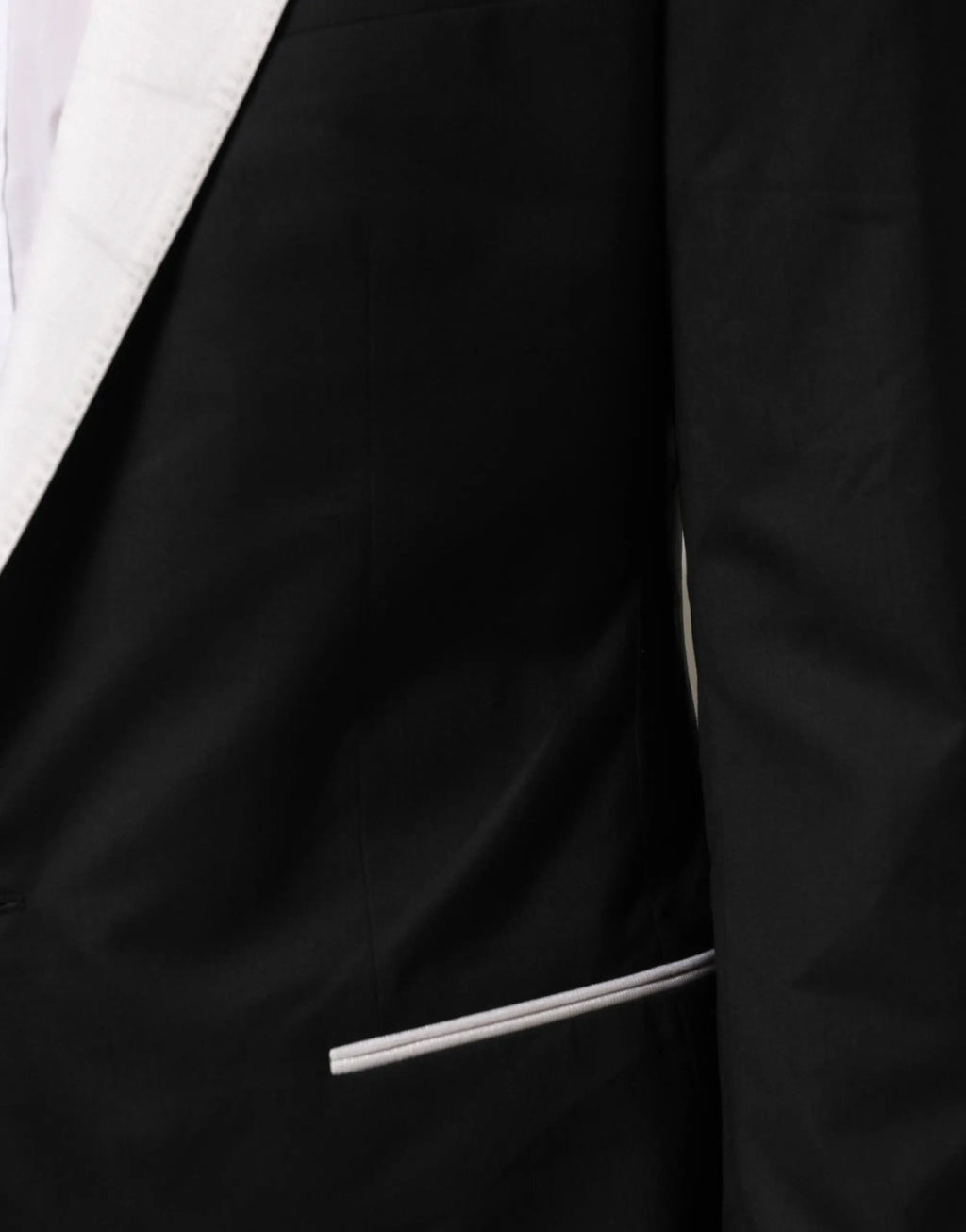 Veste de costume dolce & gabbana noire avec revers satin blanc éclatant et bordure assortie aux poches