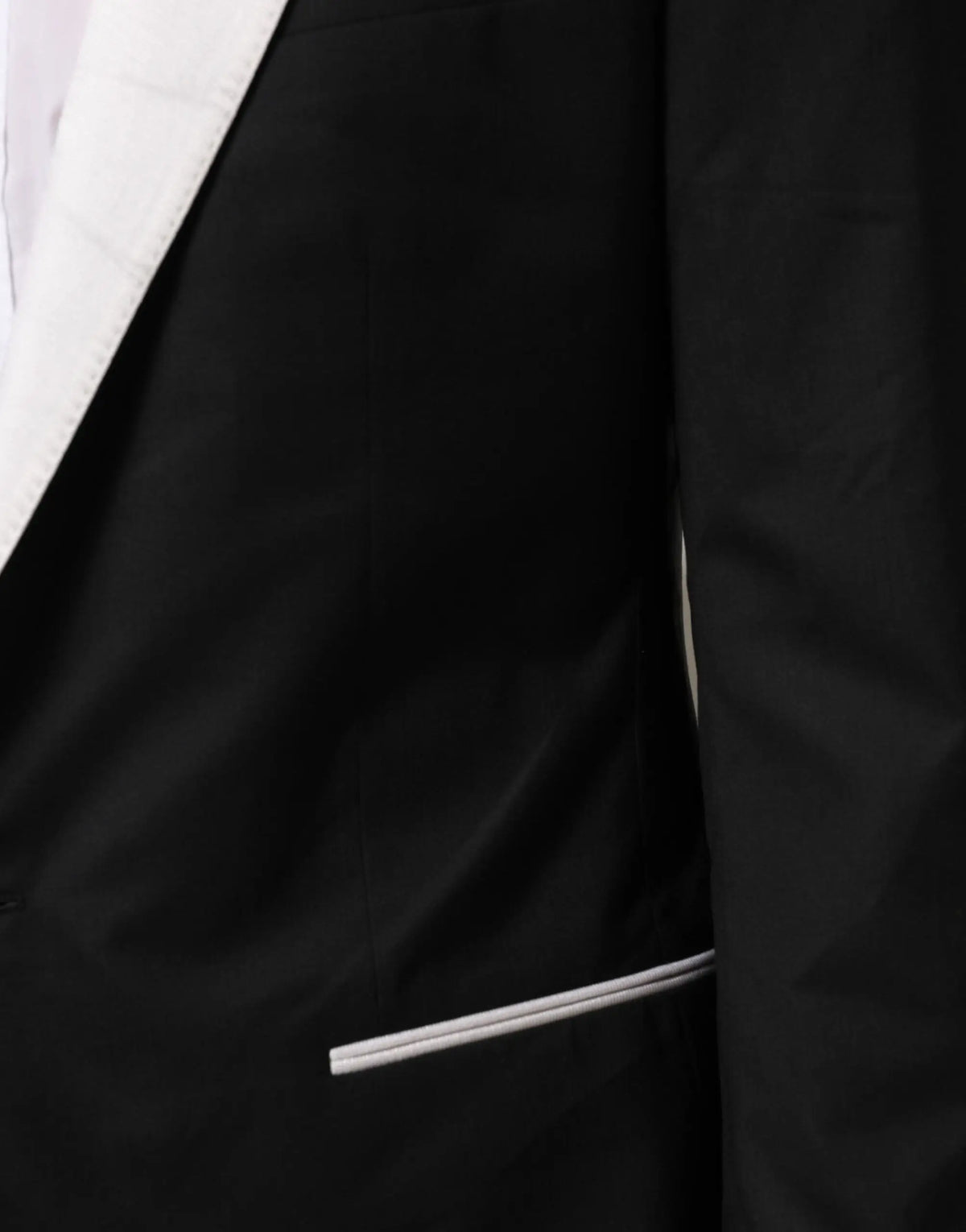 Veste de costume dolce & gabbana noire avec revers satin blanc éclatant et bordure assortie aux poches