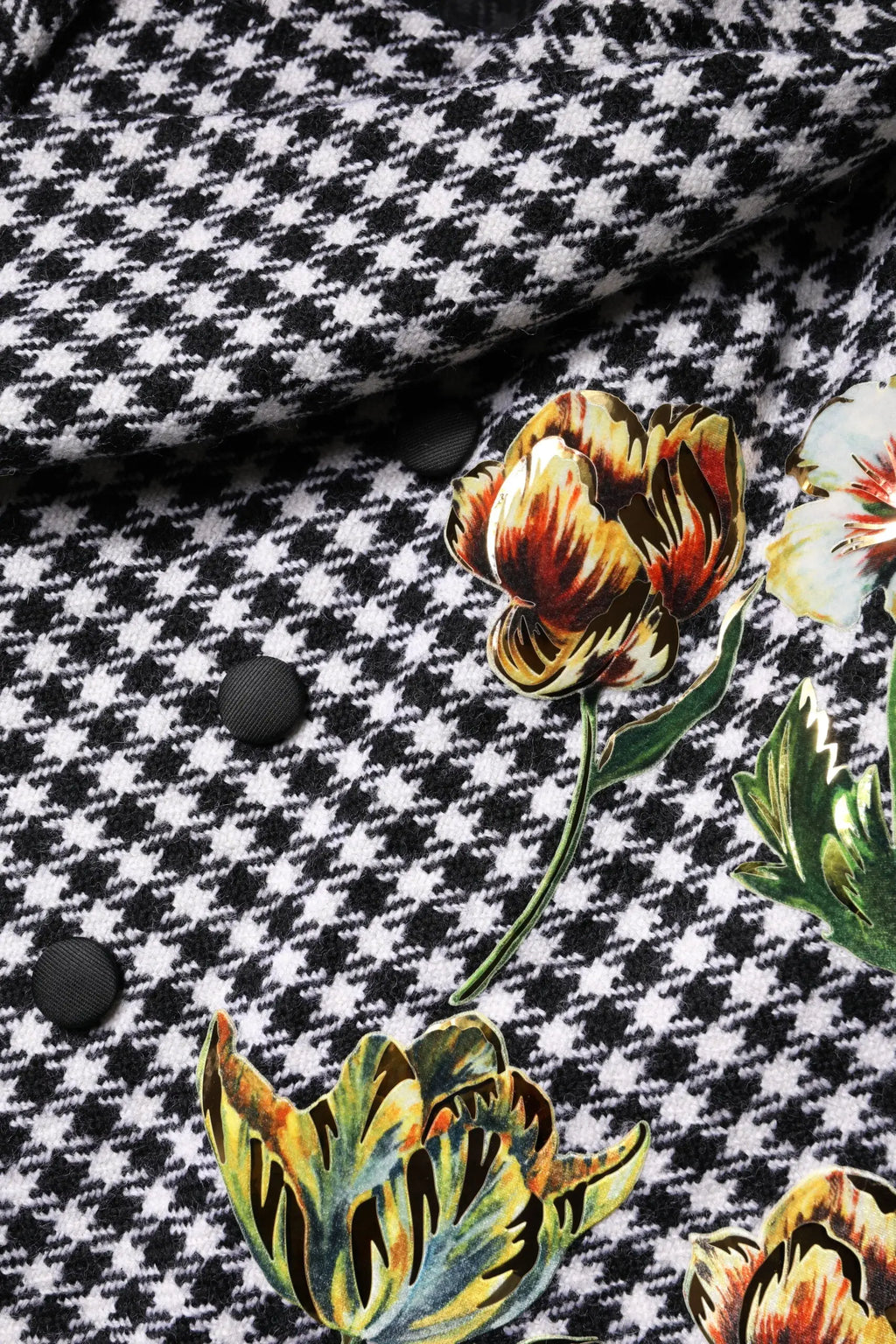 Dolce gabbana cape veste noire et blanche en tissu pied-de-poule avec broderies florales colorées détaillées