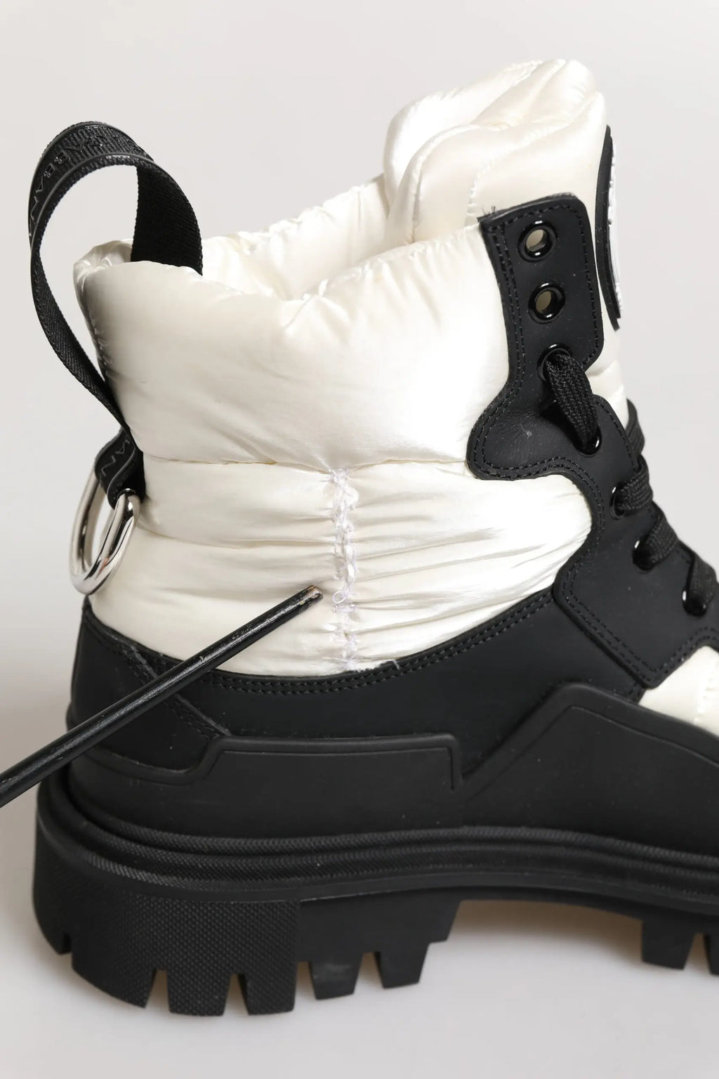 Bottes courtes dolce & gabbana noires et blanches rembourrées à lacets avec tige matelassée et semelle épaisse