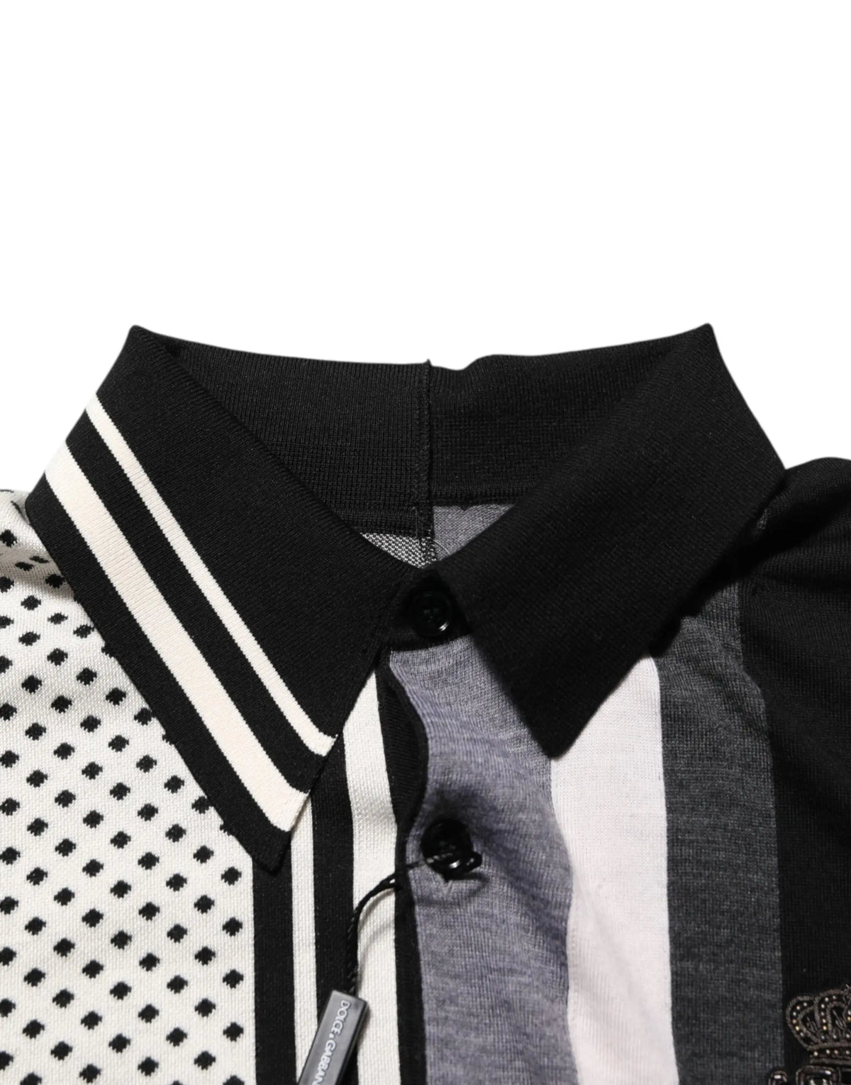 Polo noir dolce & gabbana avec col à rayures blanches, motif à pois sur un côté et rayures verticales grises et noires