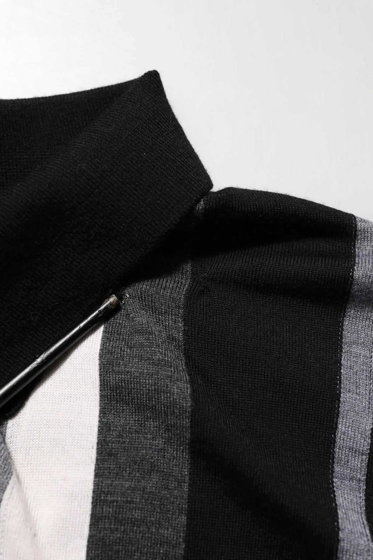Pull en maille noir et gris rayé avec col côtelé dans le style polo à pois noir et blanc dolce gabbana