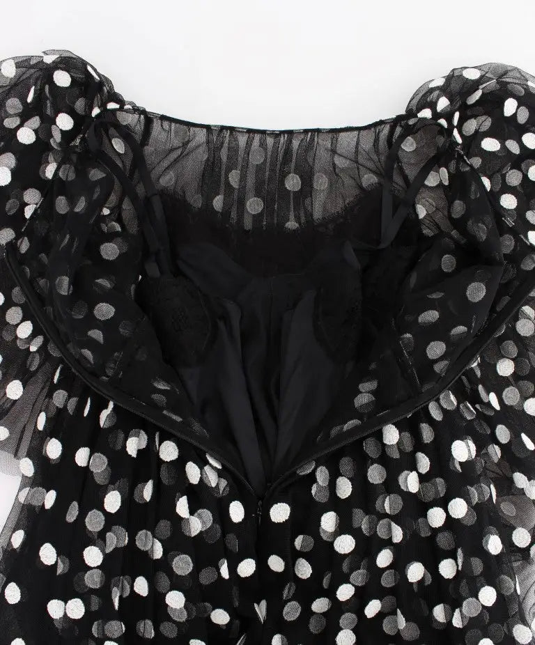 Robe noire à pois blancs dolce & gabbana avec manches transparentes volantées et corsage cintré